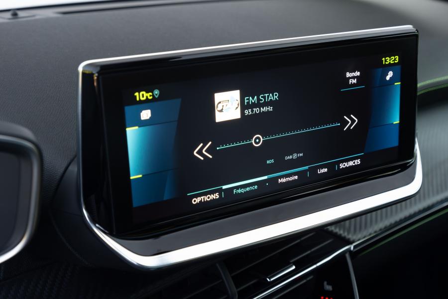 Детали интерьера Peugeot e-2008 GT (Digital White) 2019 года  (WW) (фото 101 из 119)